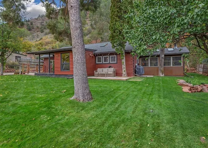 Cozy Modern House Seconds From Roaring Fork River