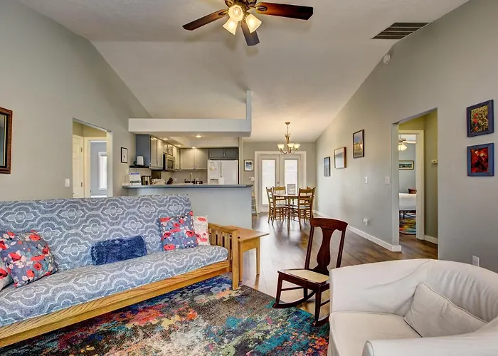 Hello Dolly: Cozy 3-Bed Retreat with Fireplace near Trails and River