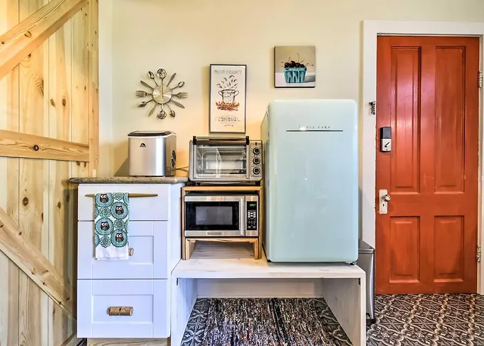 Walk To Dtwn Shops & Eats: Sturgeon Bay Retreat
