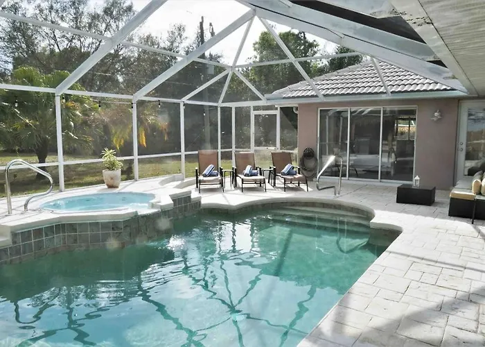 Peachland Getaway With Pool And Tiki Bar