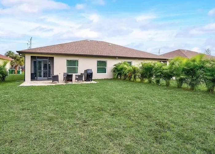 Coastal Haven: Family Home near Florida's Southwest Beaches