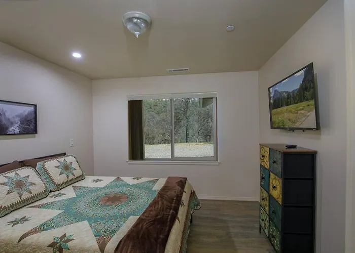 Cozy Cub Cabin Near Yosemite