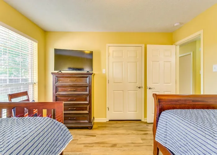 2 Mi To Uca: Group Getaway W/ Private Yard!
