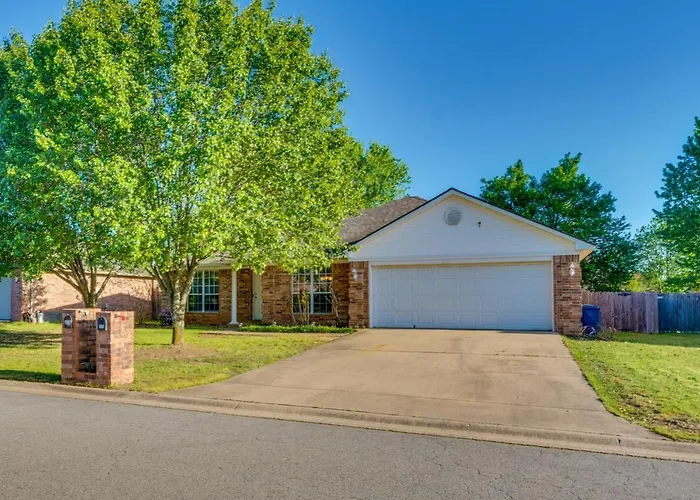 2 Mi To Uca: Group Getaway W/ Private Yard!