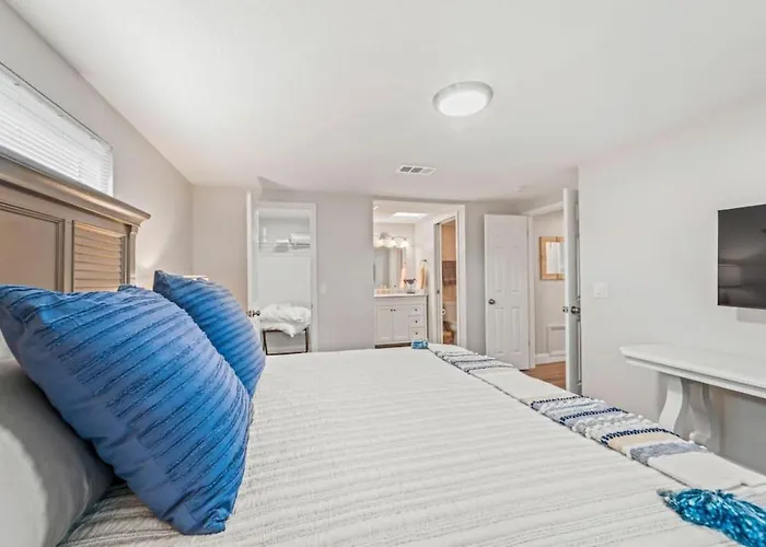Oversized 4Bed + Converted Bedroom, Heated Pool + Hot Tub