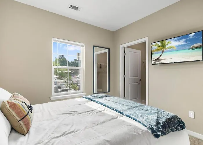 Elegant 1Br/1Ba Condo With Pool, Gym And Laundry