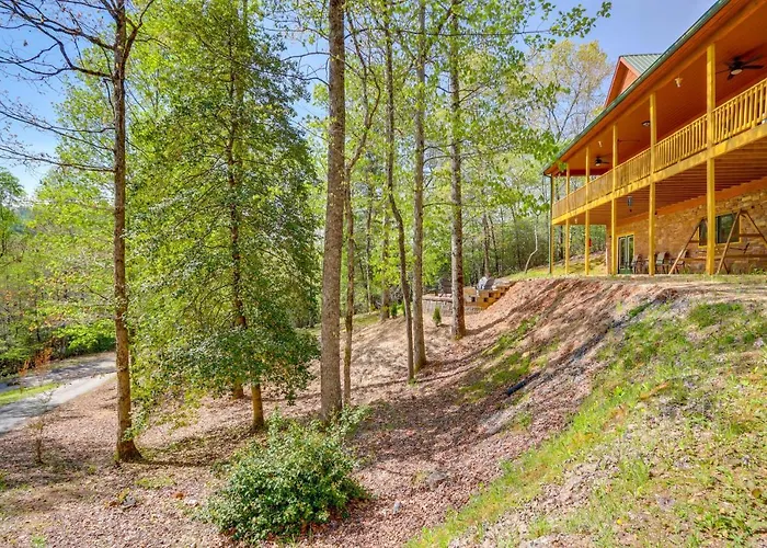 Great For Families! Lavish Hiawassee Cabin