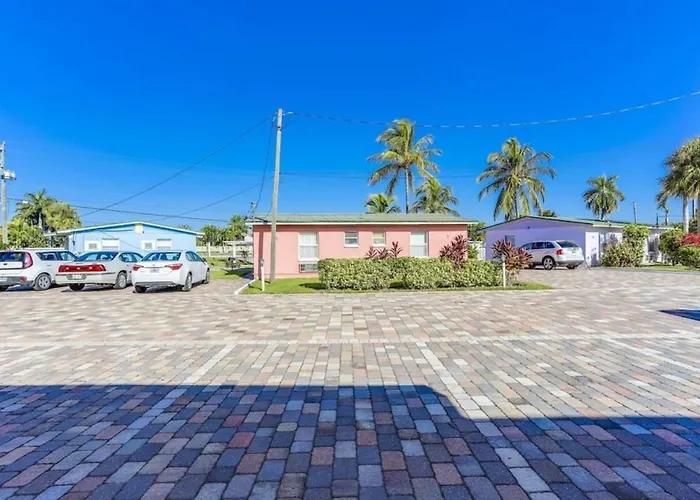 Cottage Bungalow Near Beach! King Bed With Pool & Bbq