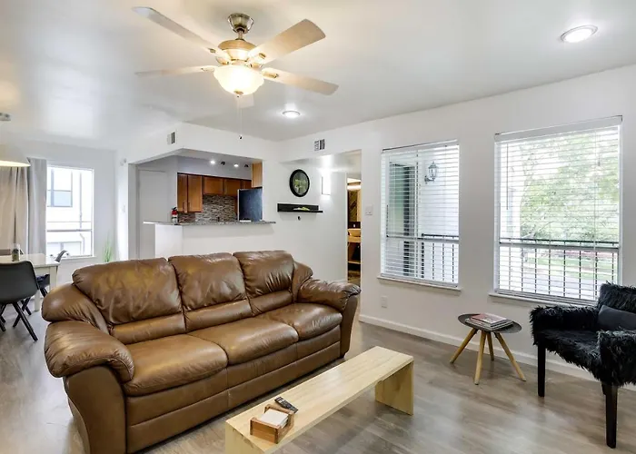Serene Dallas Condo W/ Pool - Walkable Location!
