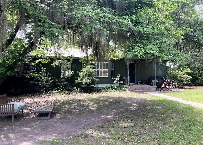 Tucked Away Newly Renovated 4 Bedroom 2 Bath Sleeps 12