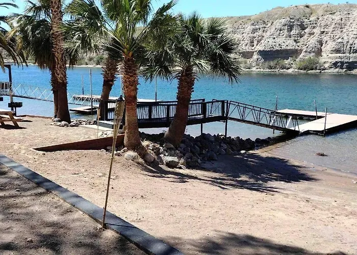 3 Bedroom, 2 Bath 1 Min Walk To The Beach