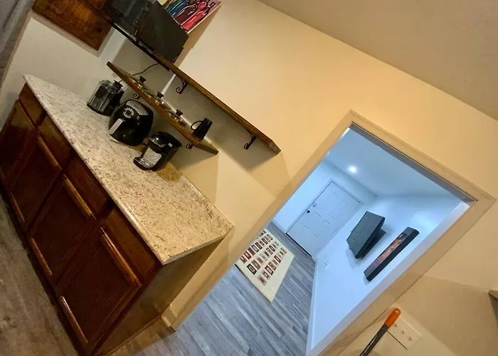 Serene And Modern 5 Location, Queen Bed, Parking