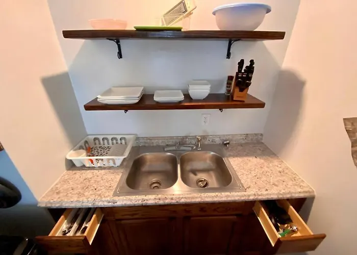 Serene And Modern 5 Location, Queen Bed, Parking