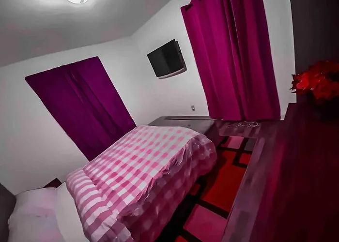 Serene And Modern 5 Location, Queen Bed, Parking