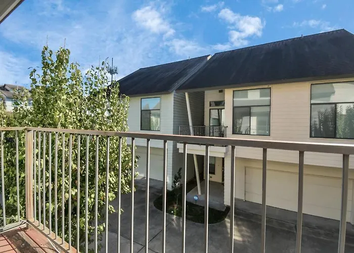 3Br/3.5Ba Three Story East Downtown Townhouse With View