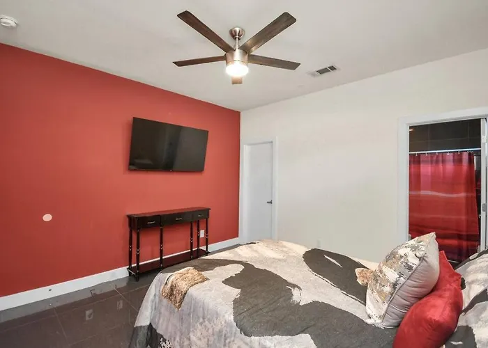 3Br/3.5Ba Three Story East Downtown Townhouse With View