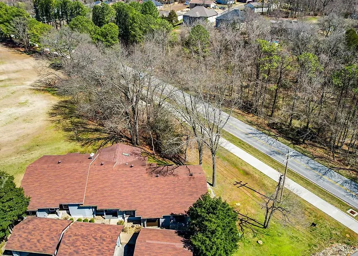 Bella Vista Townhome W/ Deck Near Back 40 Trails!