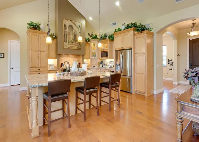 Furnished Decks & Grill: Peaceful Pioneer Home!