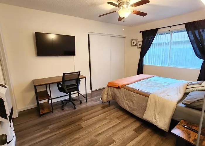Private, Spacious, 4X Queen, 300 Mbps Internet With Backyard!