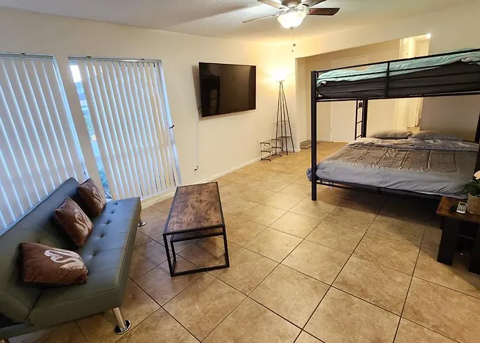 Private, Spacious, 4X Queen, 300 Mbps Internet With Backyard!