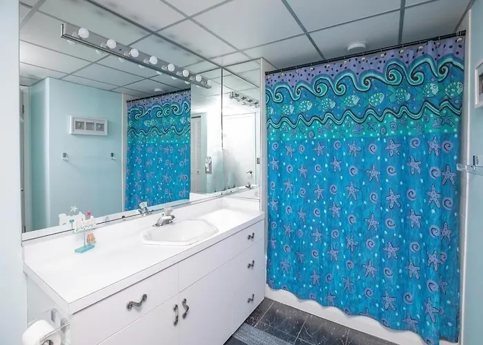 1B/1B Condo With Ocean Views, Resort Style, Free Wifi, Few Steps To The Beach!!