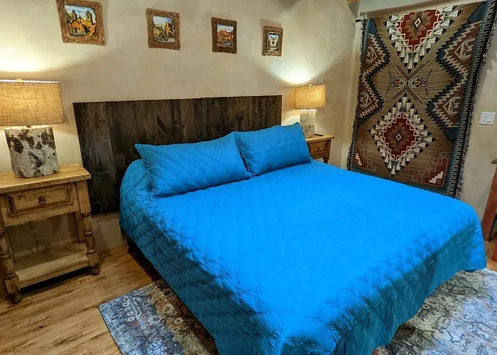 Santa Fe Oasis: Cozy Retreat with Hot Tub Near Town Square