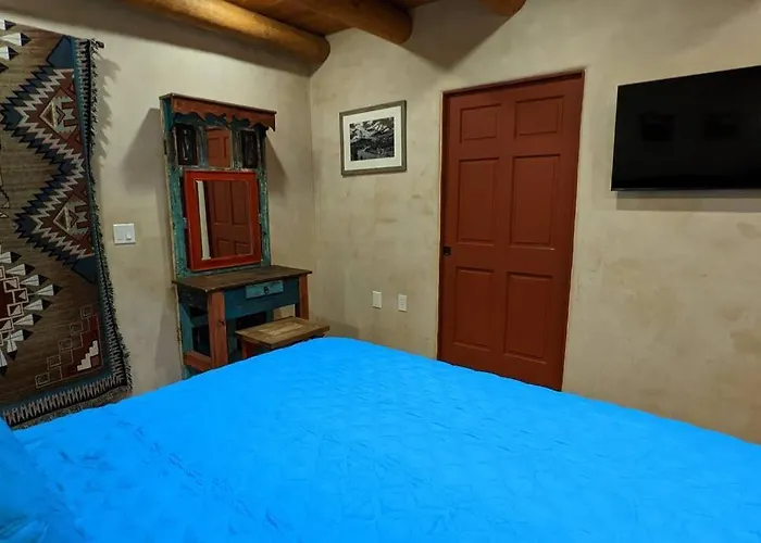 Santa Fe Oasis: Cozy Retreat with Hot Tub Near Town Square