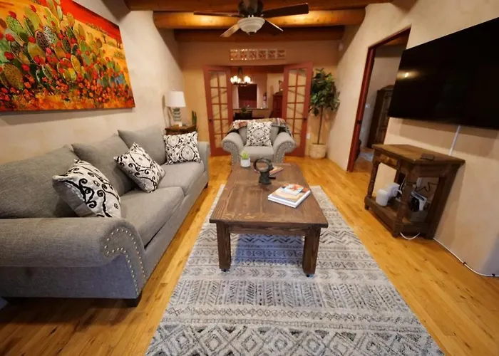 Santa Fe Oasis: Cozy Retreat with Hot Tub Near Town Square