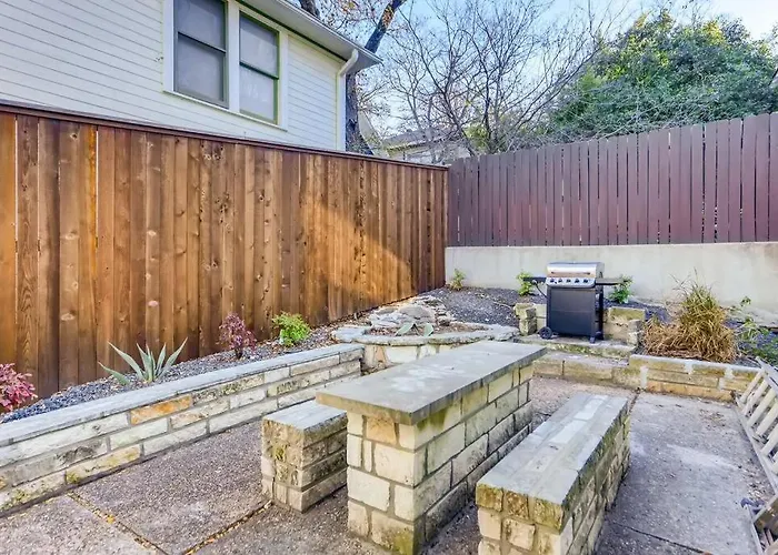 Modern Designer Condo Close To Downtown Austin!