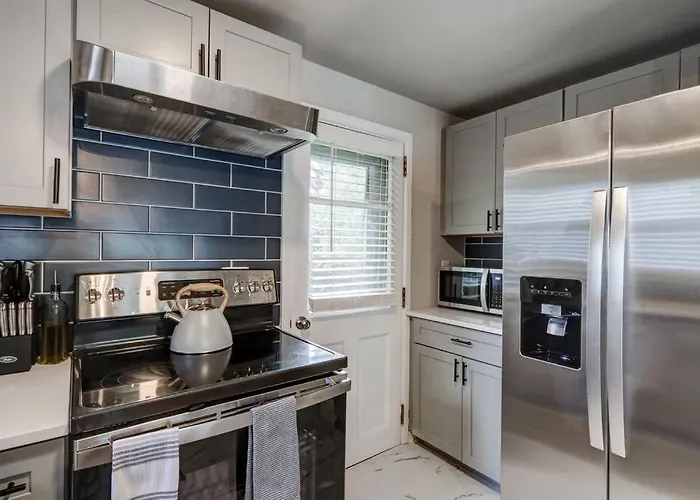New Cozy Home Near Outlets & Amish Country