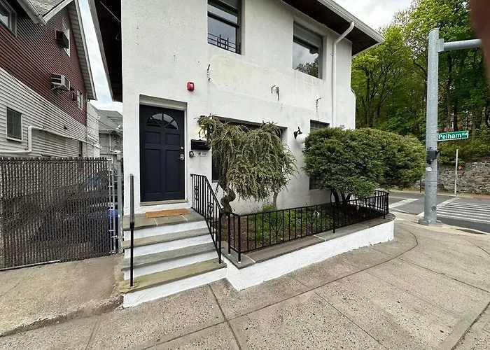 Sleek 1 Bedroom Apartment Plus Balcony 30 Mins To Nyc
