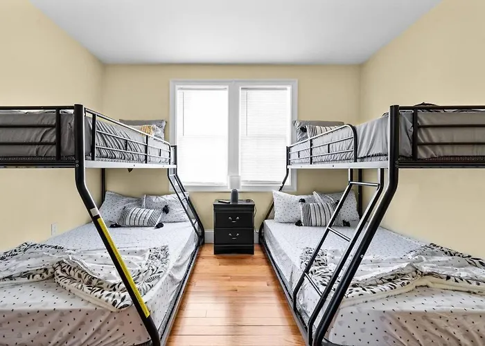 Spacious 6Br Quincy Apt - Balcony, Kitchen, Laundry, Near Beach & Red Line 555