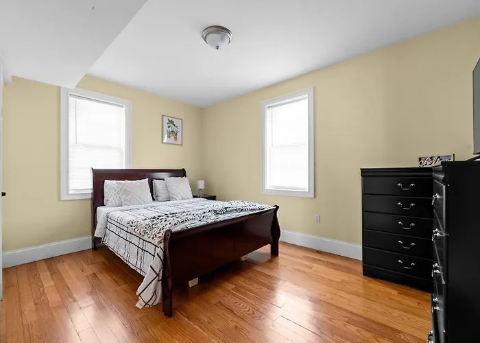 Spacious 6Br Quincy Apt - Balcony, Kitchen, Laundry, Near Beach & Red Line 555
