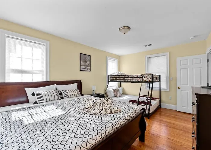 Spacious 6Br Quincy Apt - Balcony, Kitchen, Laundry, Near Beach & Red Line 555