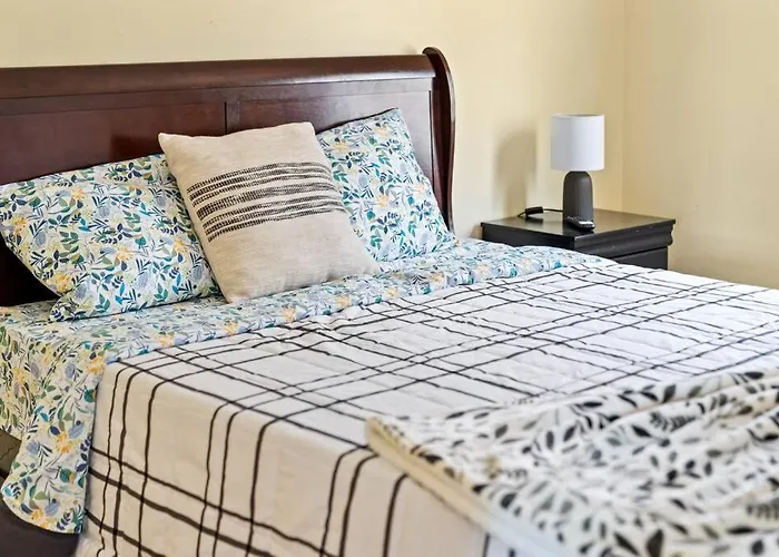 Spacious 6Br Quincy Apt - Balcony, Kitchen, Laundry, Near Beach & Red Line 555