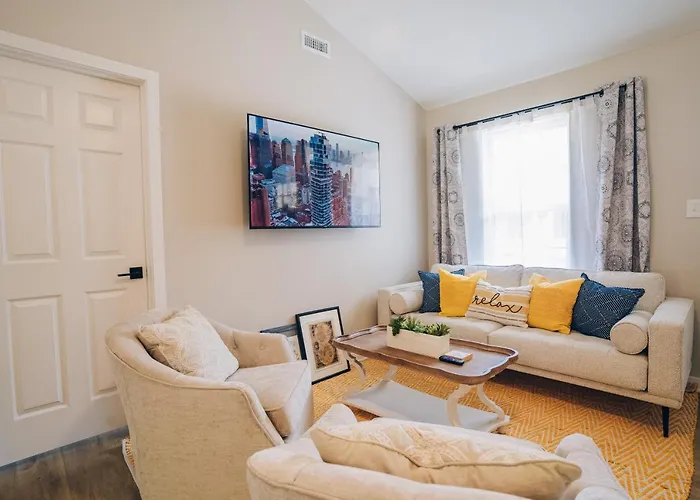 City Retreat - 4 Bedroom Oasis With King & Private Yard Near Downtown