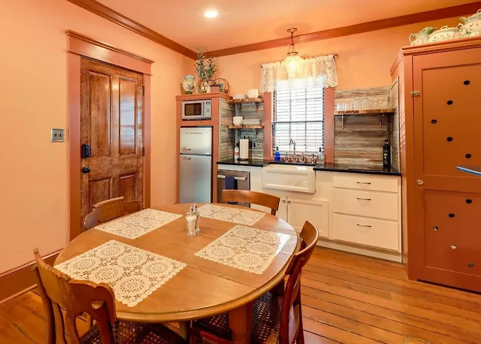 Victorian Vacation Rental Apt In Downtown New Bern