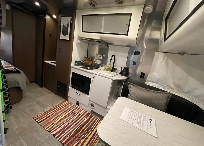 Airstream Retreat, Hot Tub, Sunset Deck & Trail