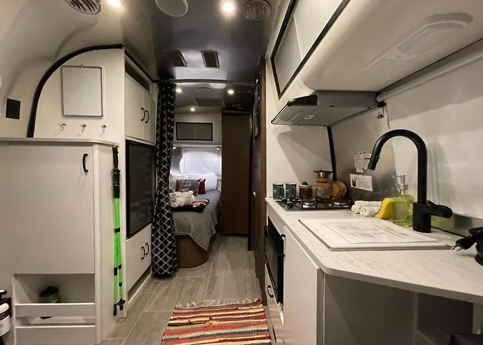 Airstream Retreat, Hot Tub, Sunset Deck & Trail
