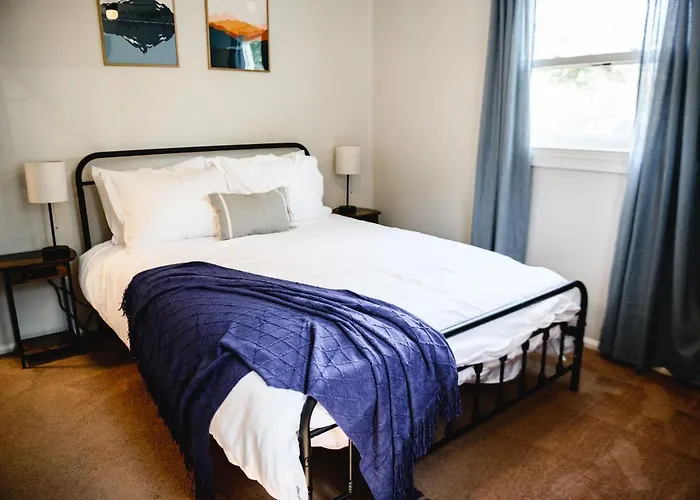 Urban Cottage: Homey & Convenient