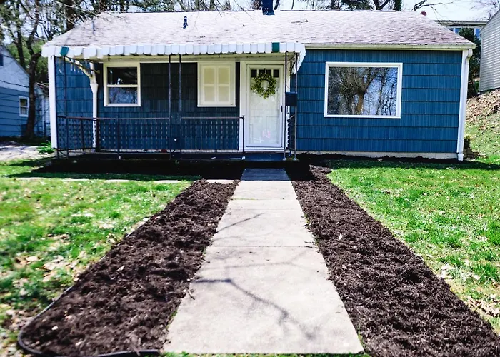 Urban Cottage: Homey & Convenient