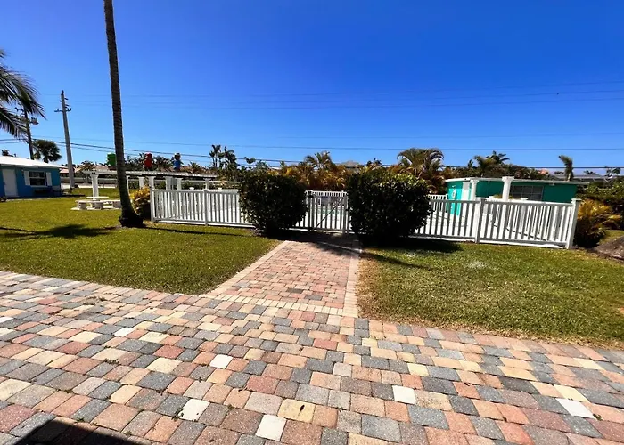 Cottage Bungalow Near Beach! King Bed With Pool & Bbq