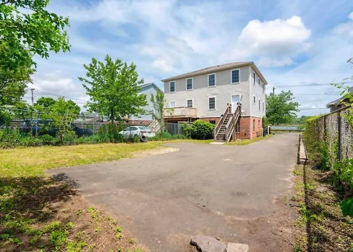 Gorgeous Waterfront 3 Bedroom, 1.5 Bathroom Unit.