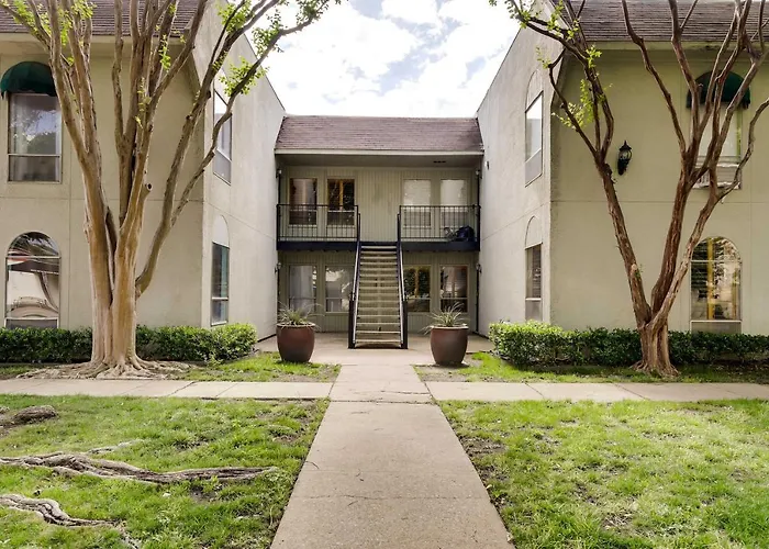 Contemporary Dallas Condo W/ Pool Access!