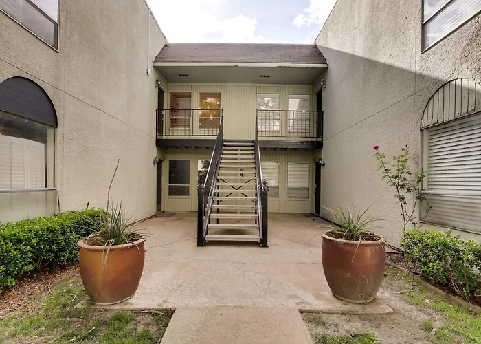 Contemporary Dallas Condo W/ Pool Access!