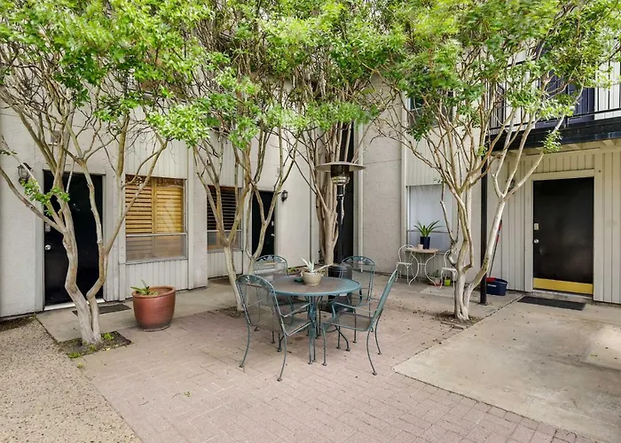 Serene Dallas Condo W/ Pool - Walkable Location!