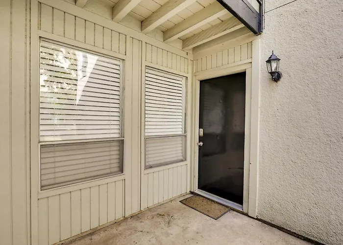 Contemporary Dallas Condo W/ Pool Access!