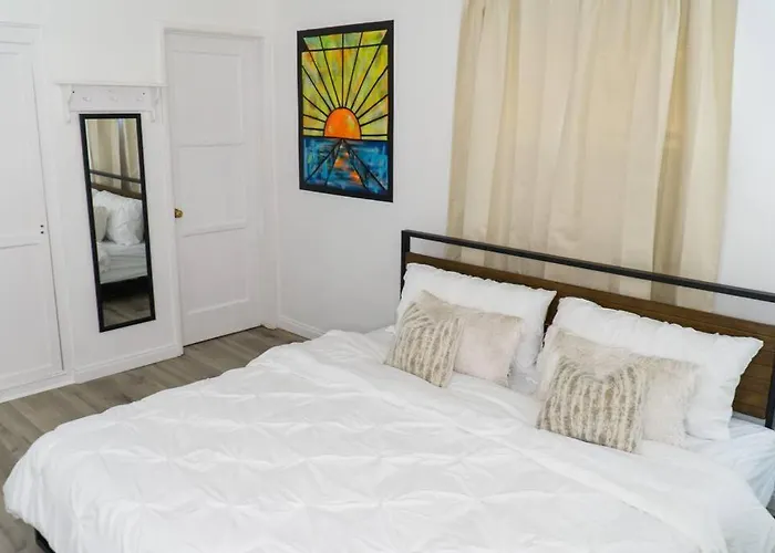 Artful Retreat: Downtown Business Hub with Universal Studios Access