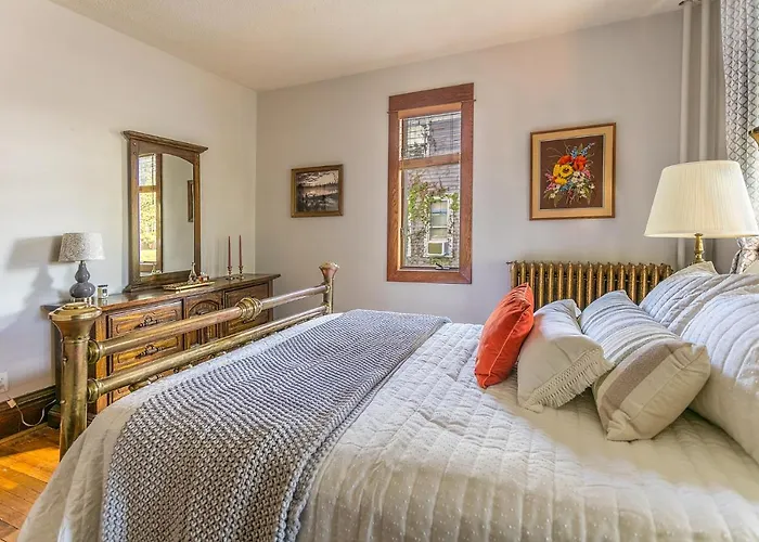 Cottage In The City - Historic Charm, Modern Touch