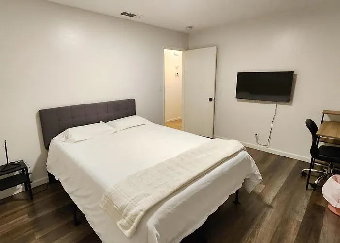 Centrally Located, 4X Queen, 300 Mbps Internet With Backyard!